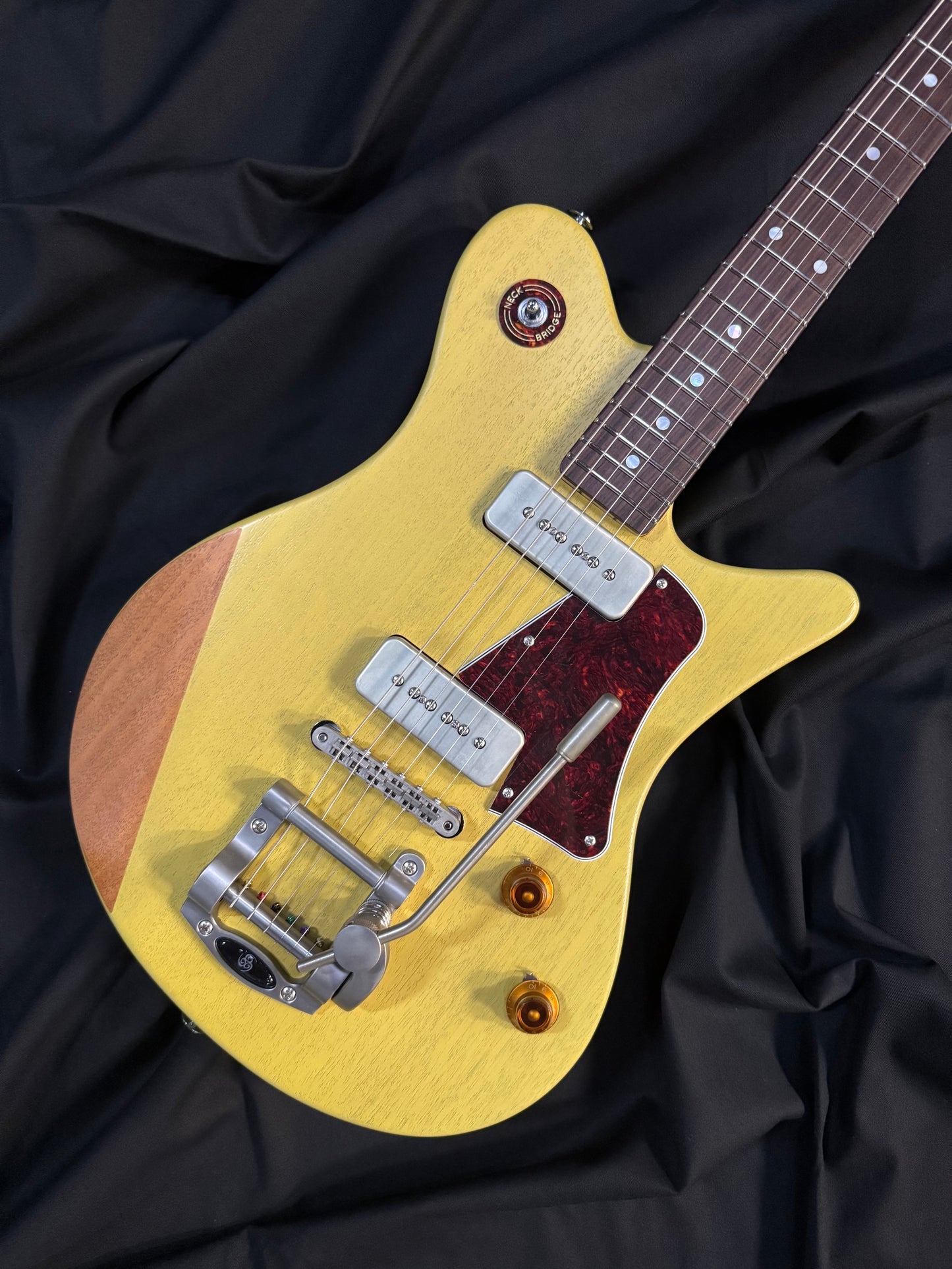 OOPEGG Limited Edition Trailbreaker Special w. G5 Vibrato + P90 / Limed Mahogany