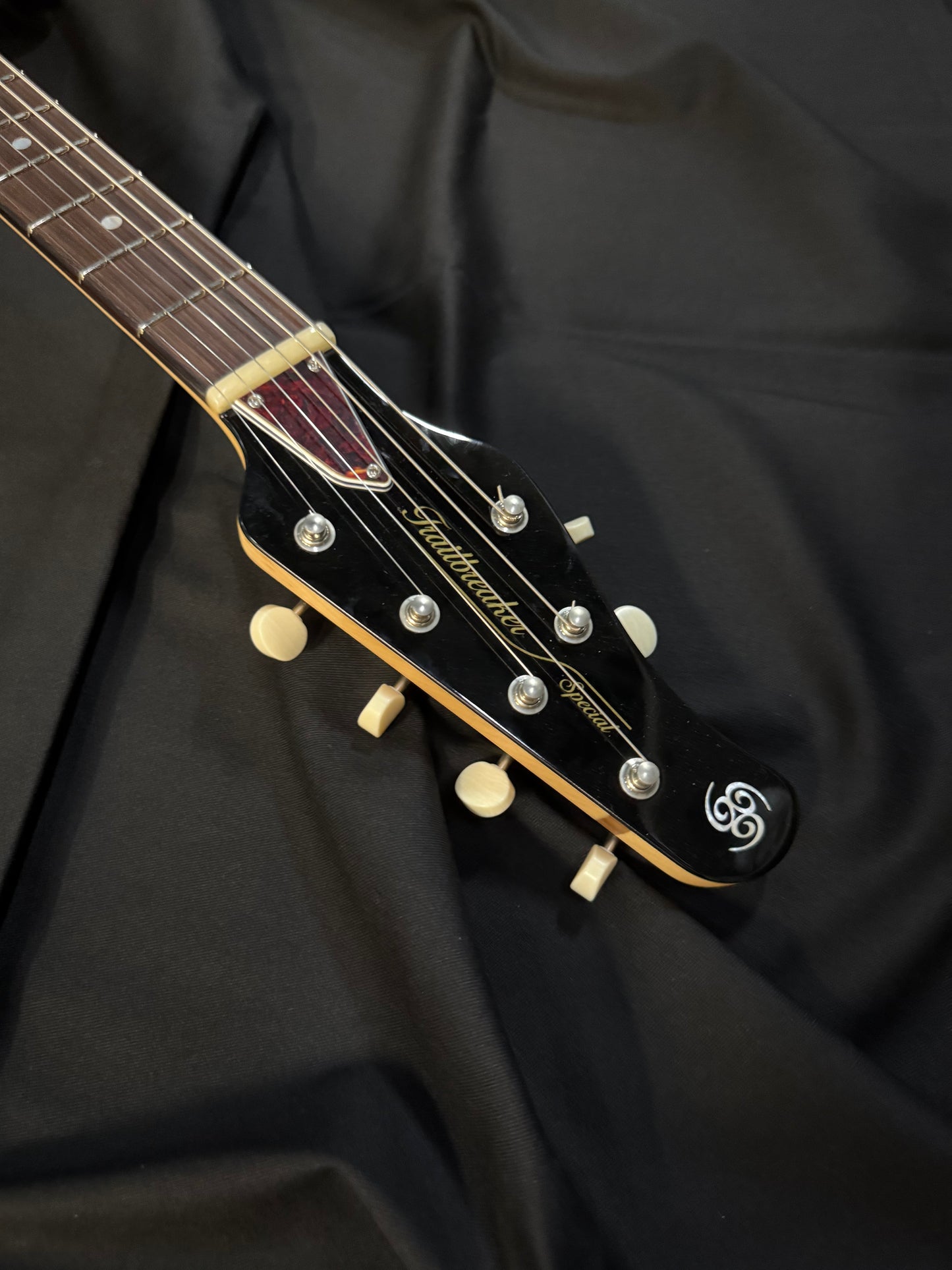OOPEGG Limited Edition Trailbreaker Special w. G5 Vibrato + P90 / Limed Mahogany